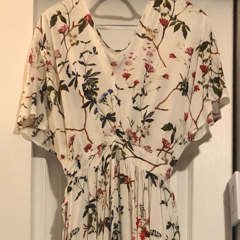 Beautiful floral print maxi dress. NEVER BEEN WORN